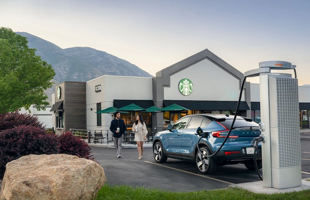 Trạm sạc của Volvo được lắp đặt tại cửa hàng Starbucks 